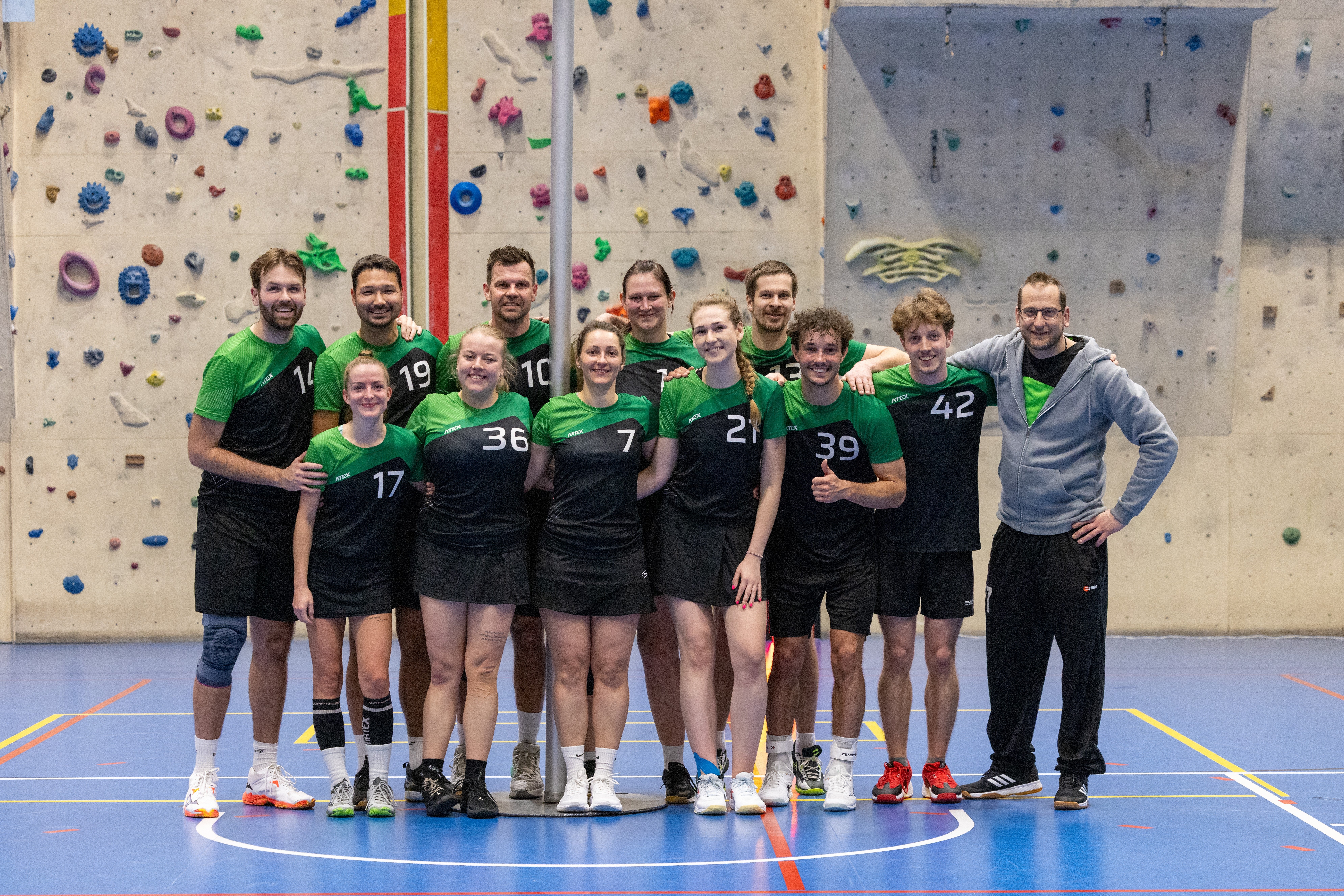       
          Starší žáci zvládli utkání proti Táboru, extraligový tým přivezl ze Znojma těsnou porážku.
      