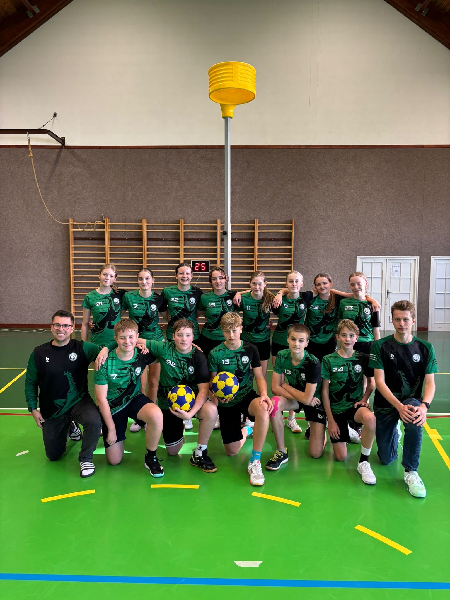 Společná fotografie starších žáků