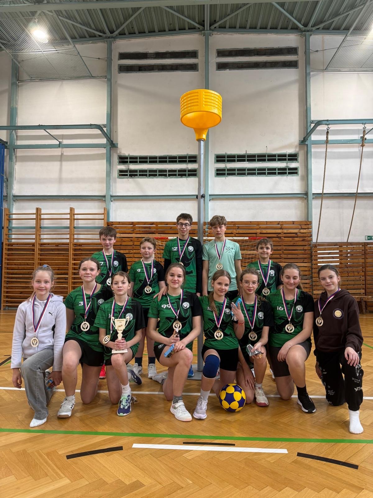 Společné foto mladších žáků