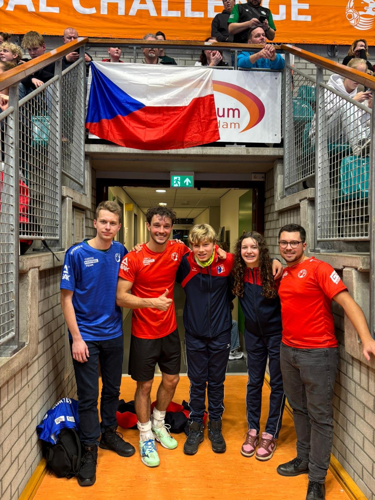 Společná fotografie hráčů s fanoušky