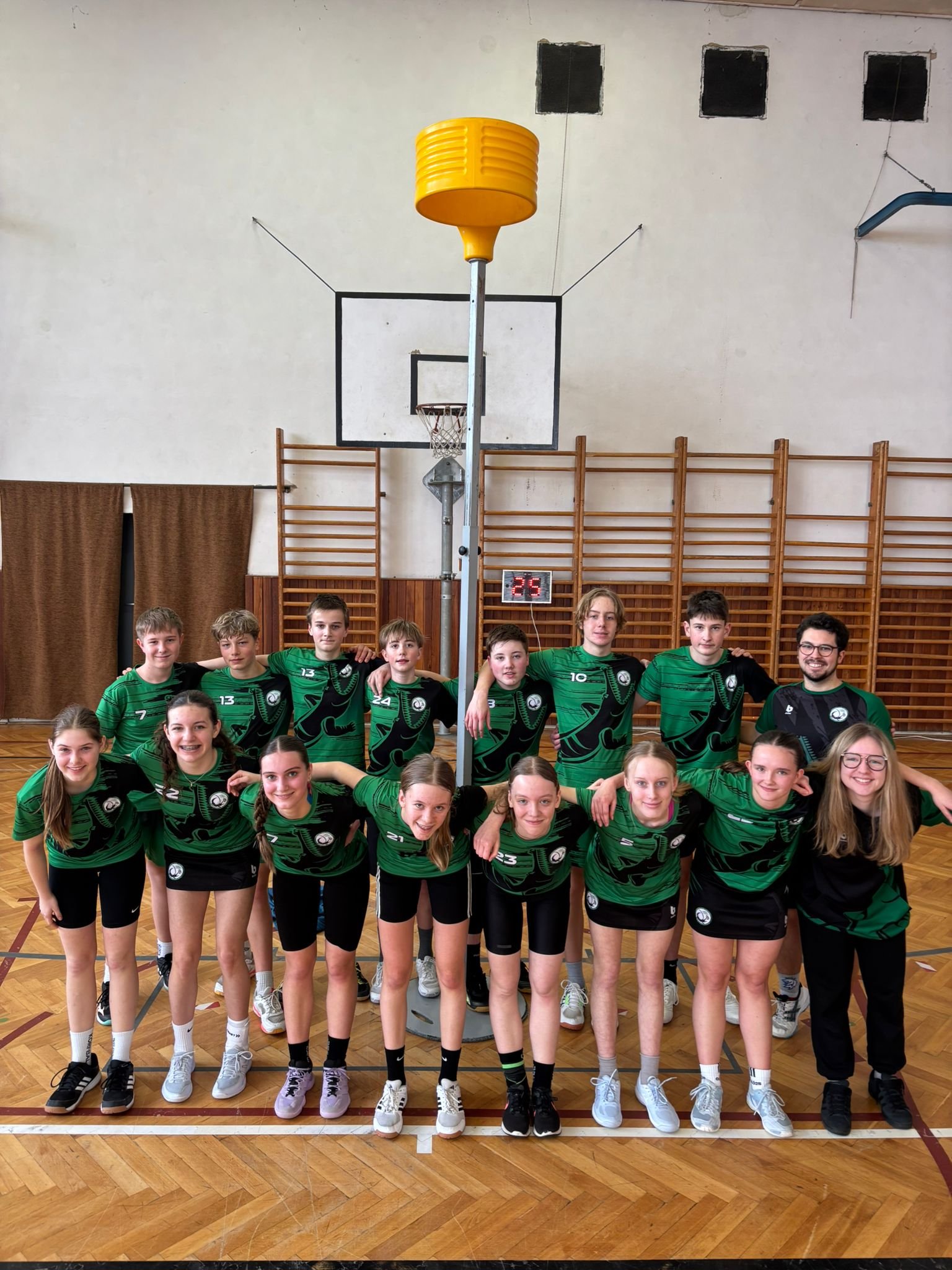 Společné foto starších žáků